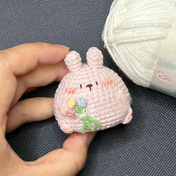 rabbit holding flowers crochet pattern